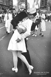 POSTER KISSING VJ DAY 61 X 91.5 CM