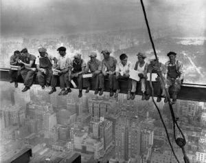 POSTER NEW YORK MEN ON GIRDER PYRAMID INTERNATIONAL (61 X 91.5 CM)