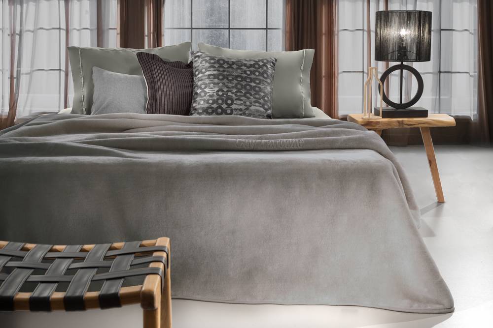 ΚΟΥΒΕΡΤΑ ΥΠΕΡΔΙΠΛΗ GUY LAROCHE SMOOTH POLYESTER TAUPE 220X240CM GUY LAROCHE