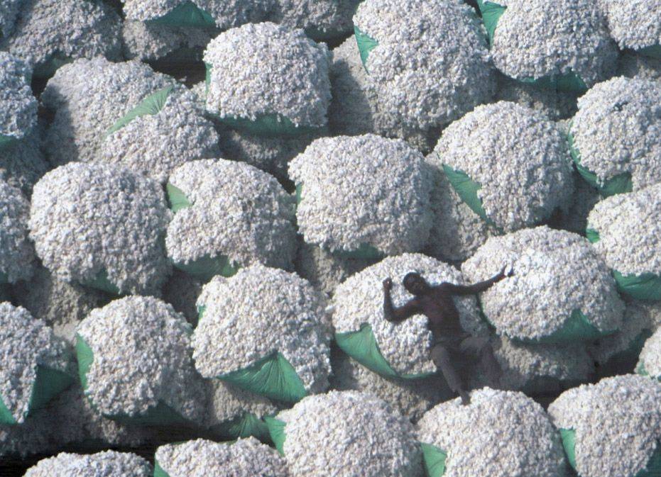 WORKER RESTING AMONG COTTON BALEW, IVORY COAAT RICORDI 1000 ΚΟΜΜΑΤΙΑ