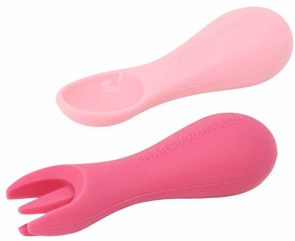 ΜΙΚΡΑ ΕΚΠΑΙΔΕΥΤΙΚΑ ΠΙΡΟΥΝΙ - ΚΟΥΤΑΛΙ ΣΙΛΙΚΟΝΗΣ MARCUS - MARCUS PALM GRASP SPOON - FORK ΡΟΖ 12ΜΗΝΩΝ+ MARCUS AND MARCUS
