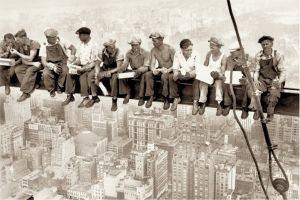 POSTER EATING ABOVE MANHATTAN 61 X 91.5 CM POSTER EATING ABOVE MANHATTAN 61 X 91.5 CM