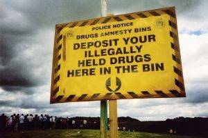 POSTER DEPOSIT DRUGS HERE 61 X 91.5 CM