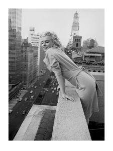 MARILYN MONROE AT THE AMBASSADOR HOTEL,NYC 1955 60  80 CM