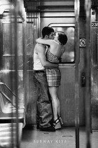 POSTER SUBWAY KISS 61 X 91.5 CM