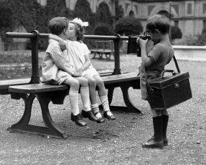 POSTER FIRST KISS 40.6 X 50.8 CM