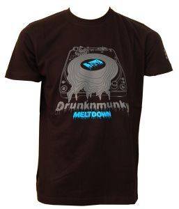 ΜΠΛΟΥΖΑ DRUNKNMUNKY ΜΑΥΡΗ ΜΕ ΓΚΡΙ/ΜΠΛΕ ΣΤΑΜΠΑ (L) ΜΠΛΟΥΖΑ DRUNKNMUNKY ΜΑΥΡΗ ΜΕ ΓΚΡΙ/ΜΠΛΕ ΣΤΑΜΠΑ (L)