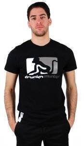T-SHIRT DRUNKNMUNKY ΜΑΥΡΟ ΜΕ ΓΚΡΙ ΛΕΥΚΗ ΣΤΑΜΠΑ (L) T-SHIRT DRUNKNMUNKY ΜΑΥΡΟ ΜΕ ΓΚΡΙ ΛΕΥΚΗ ΣΤΑΜΠΑ (L)