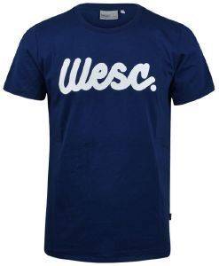 T-SHIRT WESC FLOW SCRIPT ΜΕ ΣΤΑΜΠΑ ΣΚΟΥΡΟ ΜΠΛΕ (L) T-SHIRT WESC FLOW SCRIPT ΜΕ ΣΤΑΜΠΑ ΣΚΟΥΡΟ ΜΠΛΕ (L)