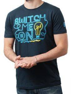 T-SHIRT DRUNKNMUNKY SWITCH ΣΚΟΥΡΟ ΜΠΛΕ (M) T-SHIRT DRUNKNMUNKY SWITCH ΣΚΟΥΡΟ ΜΠΛΕ (M)