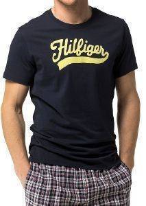 T-SHIRT TOMMY HILFIGER ΜΕ ΣΤΑΜΠΑ ΣΚΟΥΡΟ ΜΠΛΕ (M) T-SHIRT TOMMY HILFIGER ΜΕ ΣΤΑΜΠΑ ΣΚΟΥΡΟ ΜΠΛΕ (M)