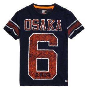 T-SHIRT SUPERDRY D1 OSAKA 6 QUARTER BACK ΣΚΟΥΡΟ ΜΠΛΕ ΜΕΛΑΝΖΕ (XXXL) T-SHIRT SUPERDRY D1 OSAKA 6 QUARTER BACK ΣΚΟΥΡΟ ΜΠΛΕ ΜΕΛΑΝΖΕ (XXXL)