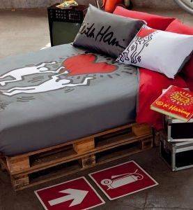   , 2 MAN STANDING HEART , BY KEITH HARING