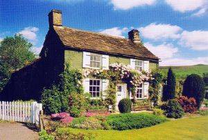 DETACHED COTTAGE WITH WHITE SHUTTERS TREFL 1000 